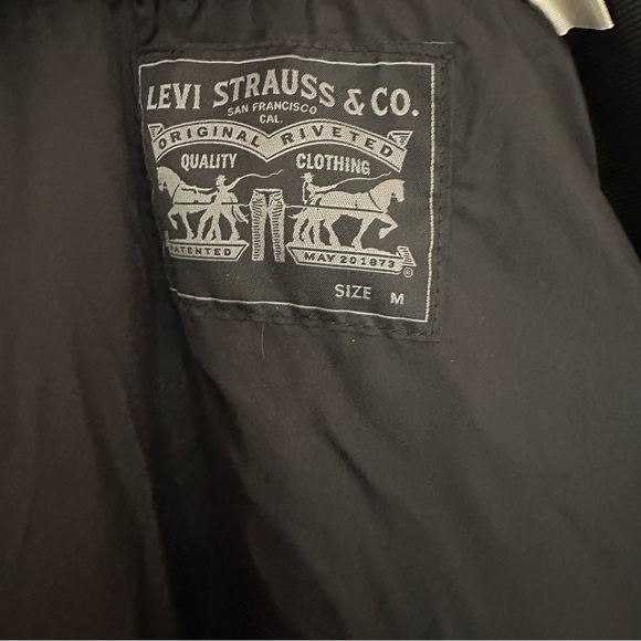 Levis Woman’s Quilted Bomber Jacket - Picture 4 of 5